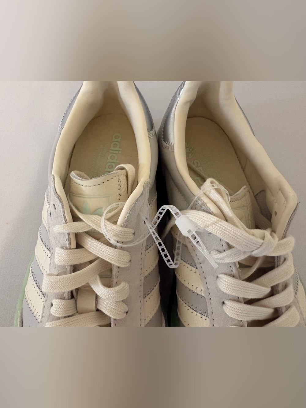 Adidas Samba shoes in the "Grey One/Crew White/Clear Mint" - Picture 8 of 14